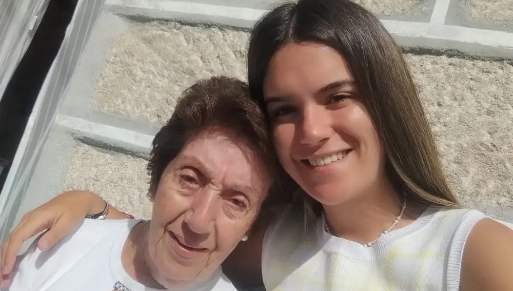 Paola, con una de sus abuelas.