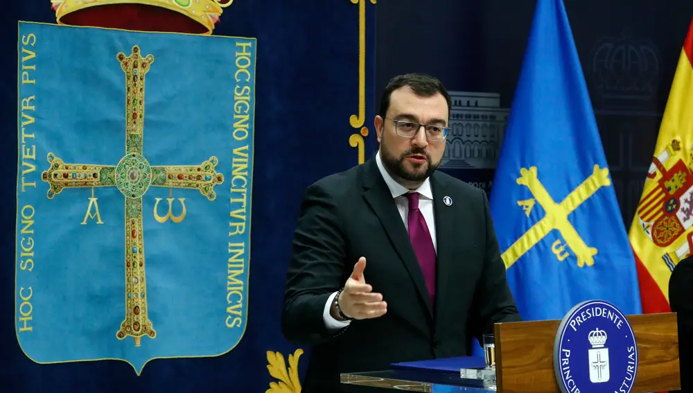 Rueda de prensa del Presidente anunciando los cambios en la consejería de Roqueñí.