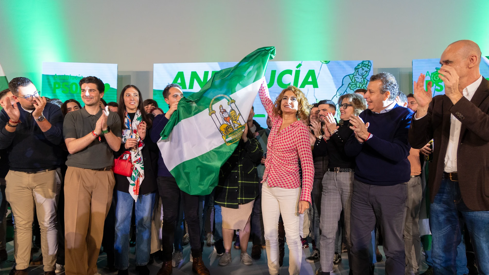 La vicepresidenta del Gobierno, ministra de Hacienda y secretaria general del PSOE de Andalucía, María Jesús Montero, con la bandera andaluza