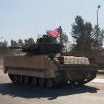 Una bandera de EE UU ondea en un carro de combate en el noroeste de Siria, controlado por las milicias kurdas
