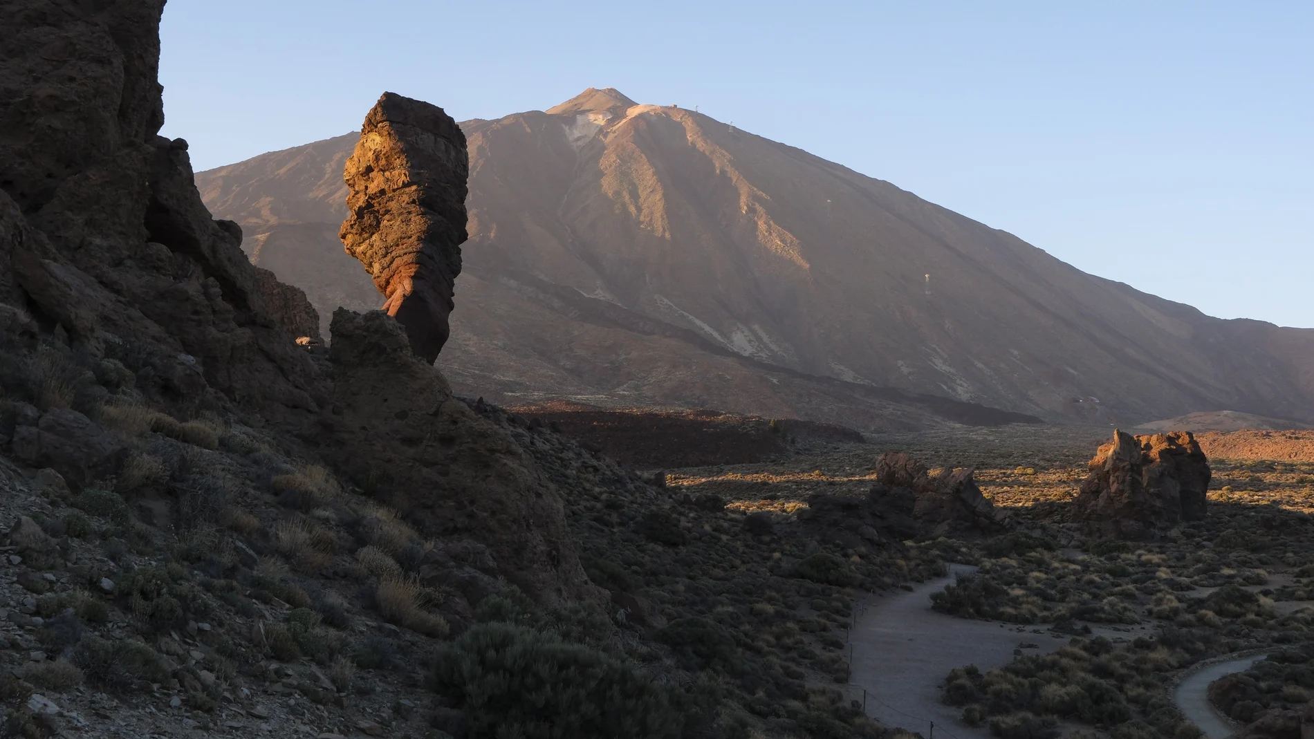 La presión demográfica sobre el Teide, que el 22 de enero ha celebrado el 70 aniversario de su declaración como parque nacional, es “muy fuerte” en espacios concretos y limitados pero, sin embargo, hay esperanza para el 80 % de su superficie, salvada por una estructura geológica no caminable.