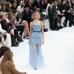 Tendencias de invitadas en la París Alta Costura 2025.