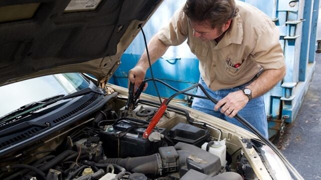 Un mecánico tiene el truco perfecto para cuando no te arranca el coche por problemas con la batería