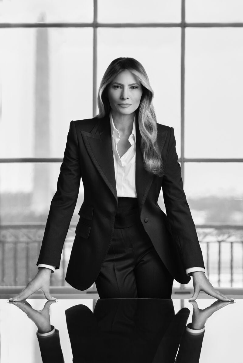 Fotografía cedida por la Casa Blanca donde se muestra el retrato oficial de la primera dama estadounidense, Melania Trump. La Casa Blanca presentó este lunes el retrato oficial de Melania Trump, una imagen en blanco y negro obra de la fotógrafa belga Regine Mahaux. 