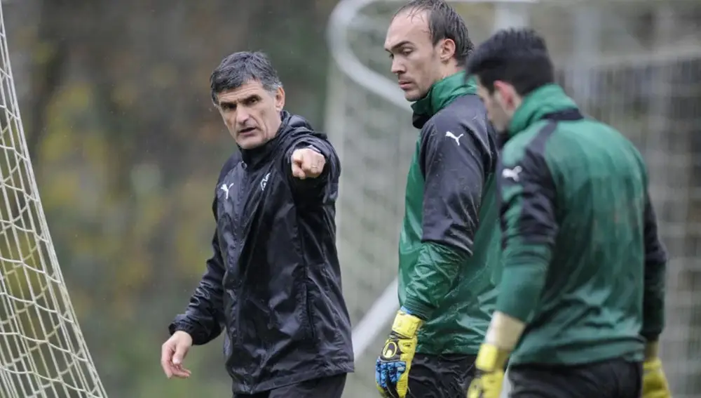 José Luis Mendilibar y Marko Dmitrovic, durante un entrenamiento en el Eibar