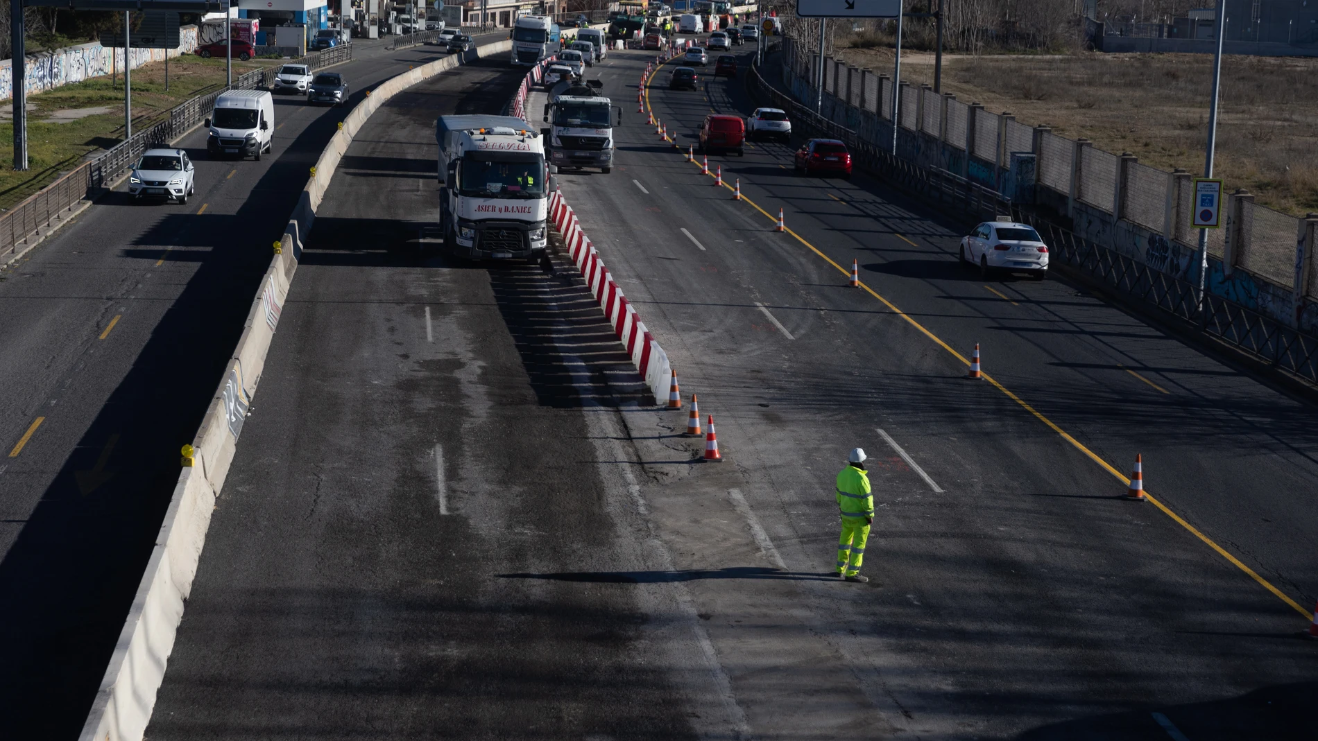 Varios vehículos circulan en la A-5, a 31 de enero de 2025, en Boadilla del Monte, Madrid (España). El soterramiento de la autovía A-5 a su paso por el paseo de Extremadura es un proyecto que busca transformar una de las principales arterias de acceso a la capital, promete no solo mejorar la movilidad urbana, sino también revitalizar los barrios colindantes, creando nuevos espacios verdes y reduciendo la contaminación acústica y ambiental. 31 ENERO 2025;A-5;OBRAS;SOTERRAMIENTO Eduardo Parra...