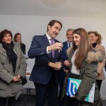 Suárez-Quiñones hace entrega de una de las viviendas