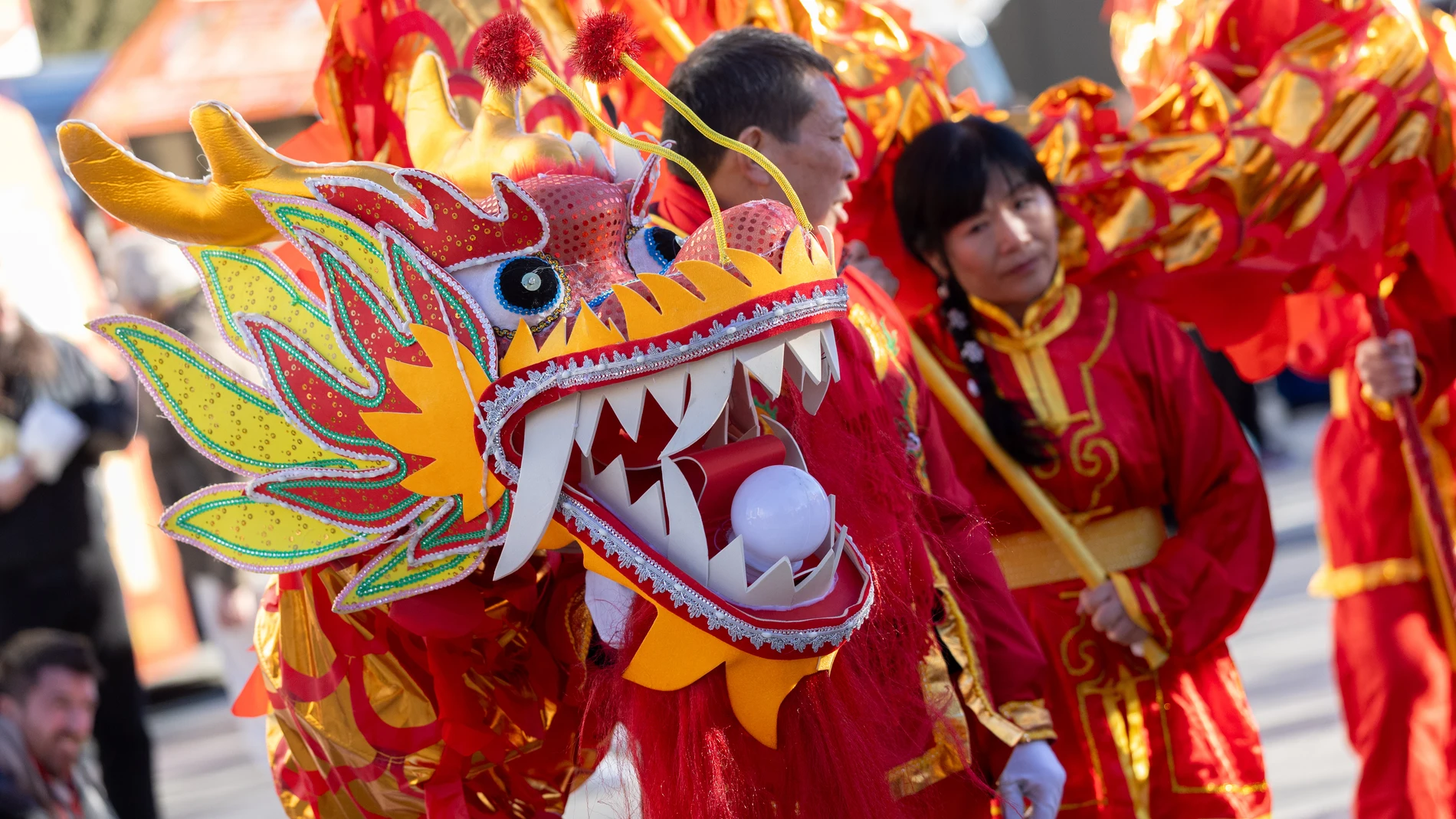 Varias personas llevan un dragón en el mercadillo de artesanía china, en la explanada de la Junta Municipal Distrito de Usera, a 31 de enero de 2025, en Madrid (España). Como parte de las actividades que el Ayuntamiento de Madrid ha organizado para celebrar el Año Nuevo Chino, desde hoy hasta el próximo 2 de febrero se encuentra en Usera un mercadillo de artesanía china en el que se exhiben y venden productos tradicionales elaborados a mano. Además, hay varios foodtrucks con una selección de ...