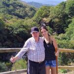 Paola, con uno de sus abuelos en Galicia. 