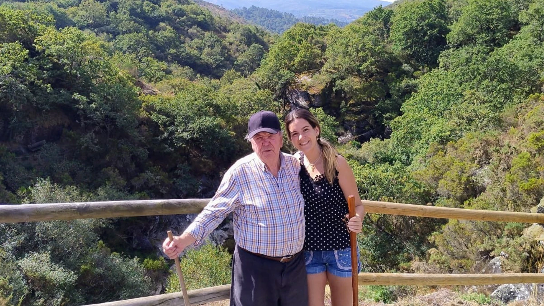 Paola, con uno de sus abuelos en Galicia.