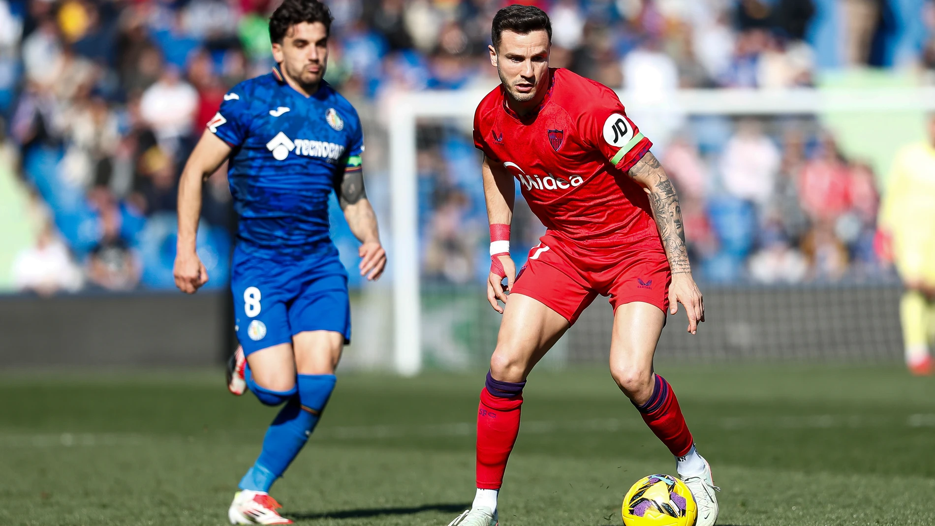 Mauro Arambarri of Getafe and Saul Niguez of Sevilla FC in action during the Spanish League, LaLiga EA Sports, football match played between Getafe CF and Sevilla FC at Coliseum stadium on February 01, 2025, in Getafe, Madrid, Spain. AFP7 01/02/2025 ONLY FOR USE IN SPAIN
