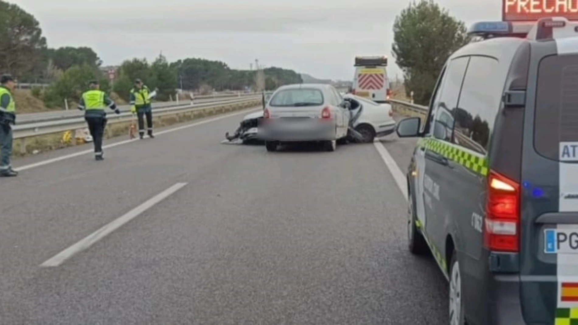 Lugar del accidente ocurrido este sábado en la A-23 sentido Zaragoza en el que ha lfallecido una persona y otras cuatro han resultado heridas de gravedad. REMITIDA / HANDOUT por GUARDIA CIVIL DE HUESCA Fotografía remitida a medios de comunicación exclusivamente para ilustrar la noticia a la que hace referencia la imagen, y citando la procedencia de la imagen en la firma 01/02/2025