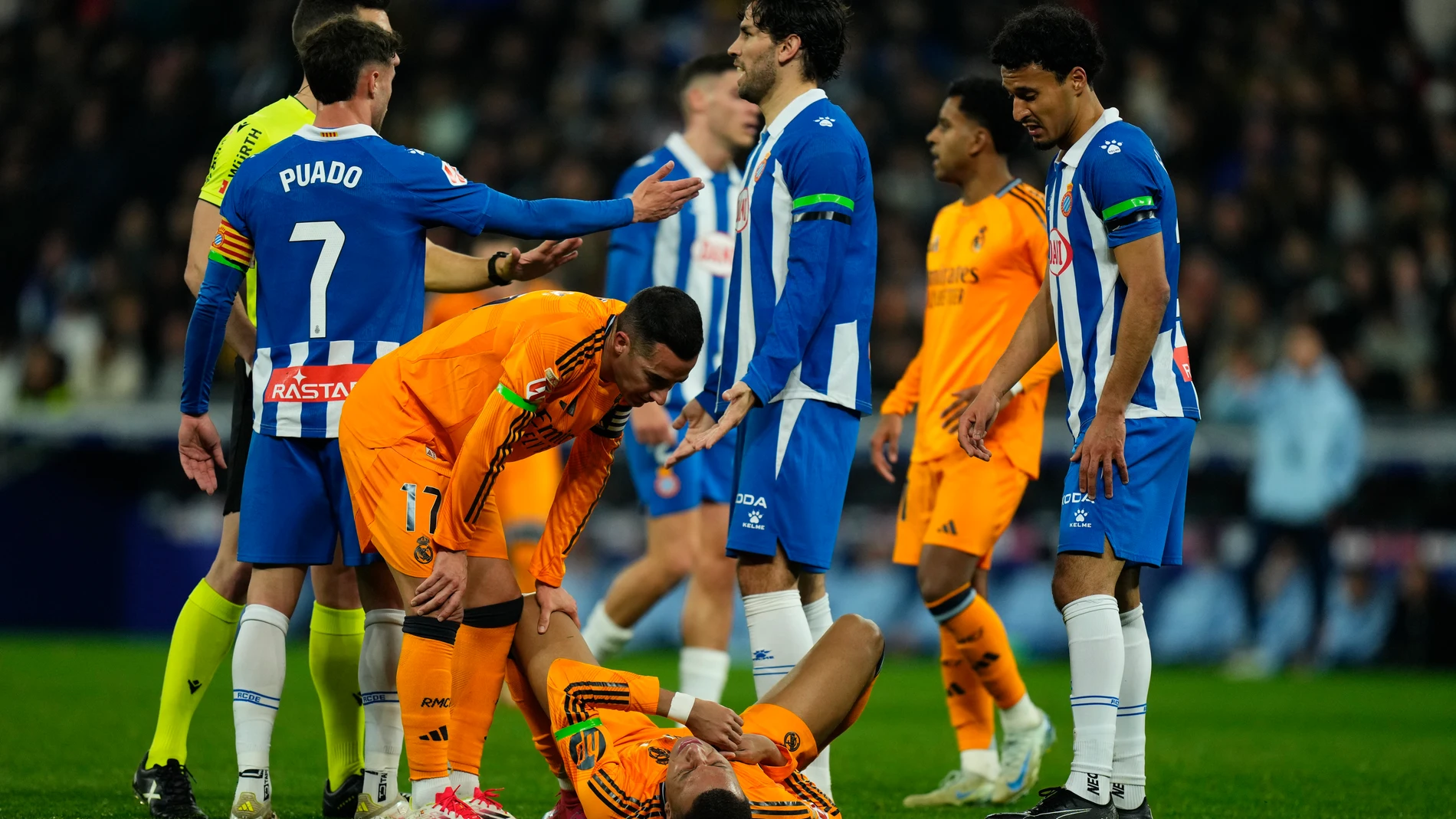CORNELLÁ - EL PRAT (BARCELONA), 01/02/2025.- El delantero francés del Real Madrid, Kylian Mbappé, se duele tras una falta durante el encuentro correspondiente a la jornada 22 de Laliga EA Sports que disputan hoy sábado el Espanyol y Real Madrid en el RCDE Stadium, en Barcelona. EFE / Siu Wu.