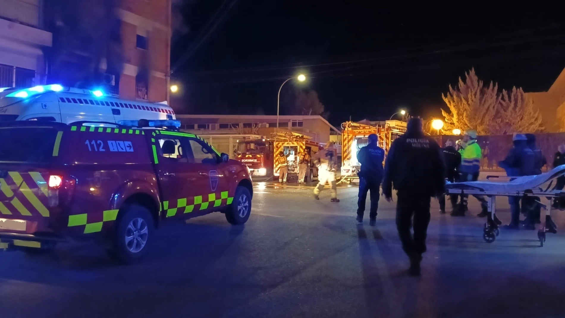 Servicios de Emergencias en el edificio afectado por el incendio en Molina de Segura (Murcia)