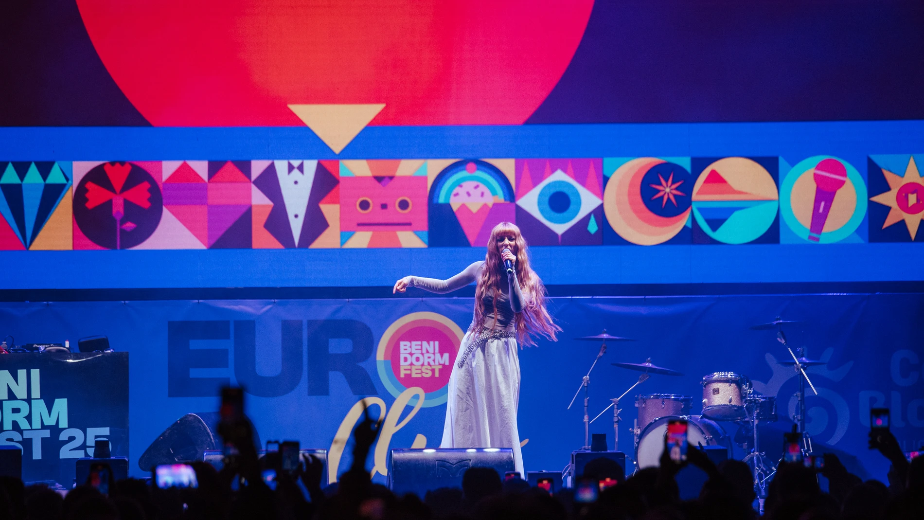 La cantante Chica Sobresalto actúa durante el concierto Euroclub, en el auditorio Julio Iglesias, a 31 de enero de 2025, en Benidorm, Alicante, Comunidad Valenciana (España). En este escenario al aire libre y en el marco del Benidorm Fest 2025, actuarán figuras consagradas como Nebulossa y Blanca Paloma, ganadores de ediciones anteriores del Benidorm Fest, junto a una selección de artistas emergentes y participantes no finalistas de esta edición. 31 ENERO 2025;BENIDORM FEST;EUROCLUB;MÚSICA;C...