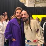 Naty Abascal con abrigo morado en el desfile de alta costura de Valentino.
