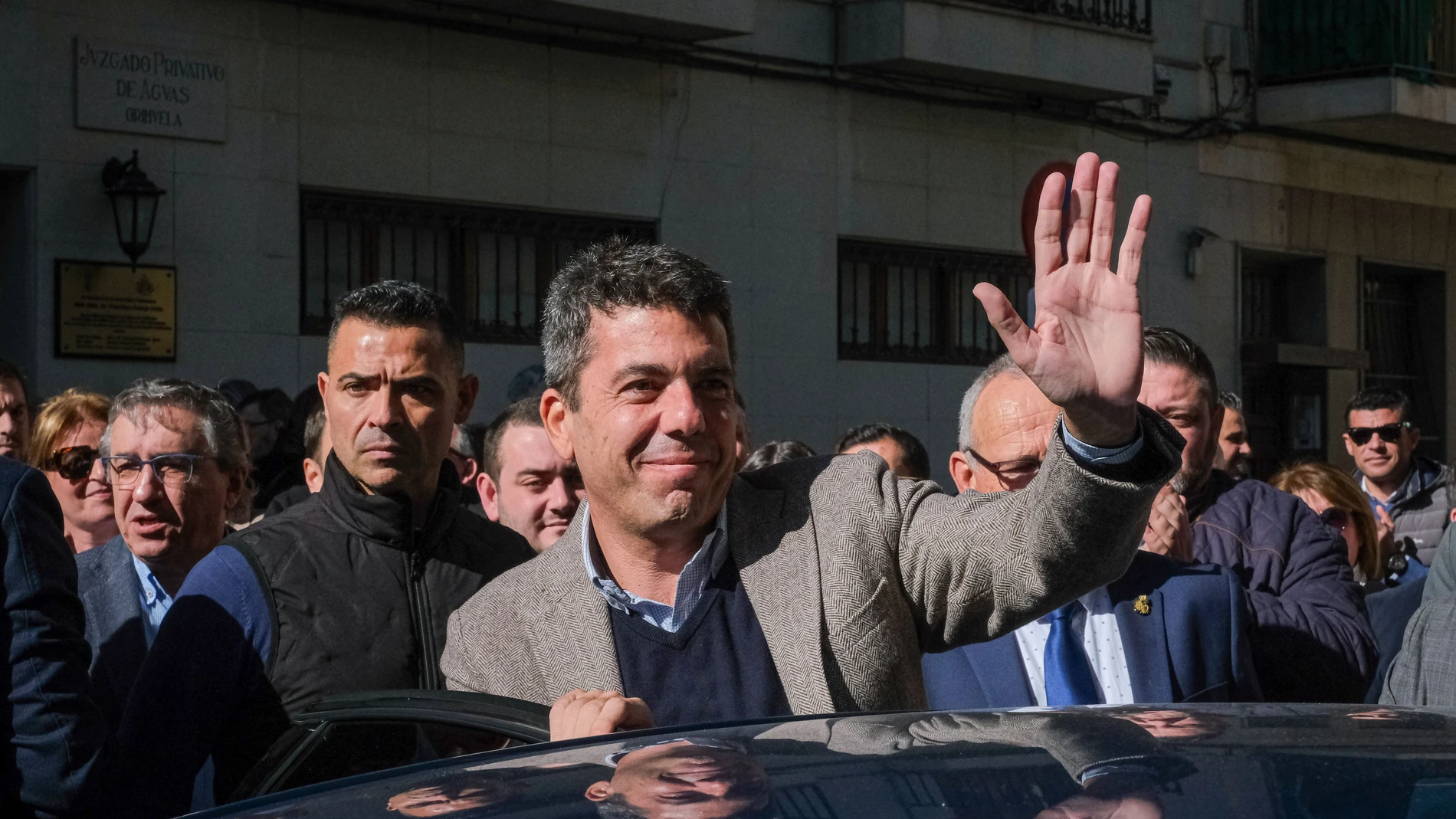 El presidente de la Generalitat Valenciana, Carlos Mazón, a su salida del acto en el que ha sido nombrado este sábado miembro de honor del Juzgado Privativo de Aguas de Orihuela