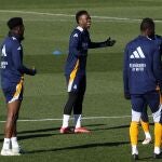 Vinicius, junto a varios compañeros, en el último entrenamiento antes del partido ante el Espanyol