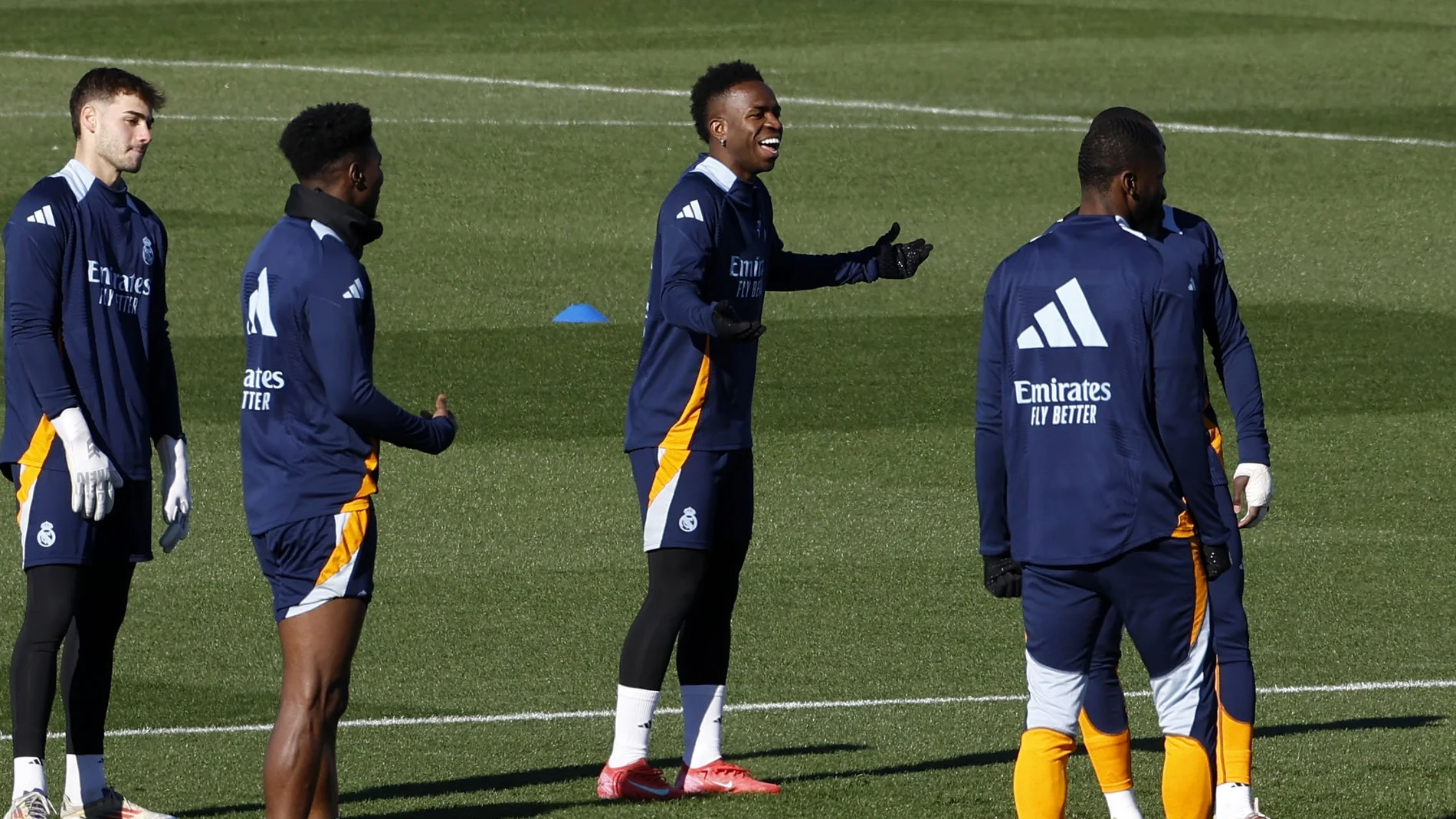 Vinicius, junto a varios compañeros, en el último entrenamiento antes del partido ante el Espanyol