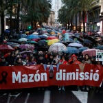 La cuarta manifestación en València contra el president de la Generalitat, Carlos Mazón, por su "nefasta gestión" de la dana del 29 de octubre ha comenzado este sábado poco después de las 18 horas en el centro de la ciudad, acompañada de la lluvia que ha empezado a caer una hora antes