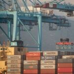 Los buques Maersk Denver y Mary Maersk, en la terminal de APM, gestionada por Maerks, en el puerto de Algeciras (Cádiz)