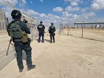 Guardias Civiles en el paso de Rafah, en la franja de Gaza Guardias Civiles en el paso de Rafah, en la franja de Gaza