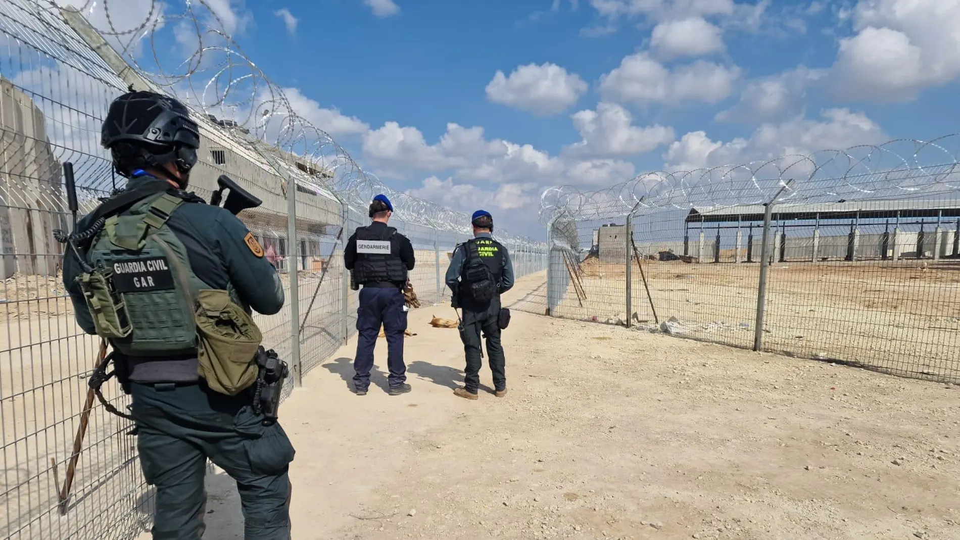 Guardias Civiles en el paso de Rafah, en la franja de Gaza