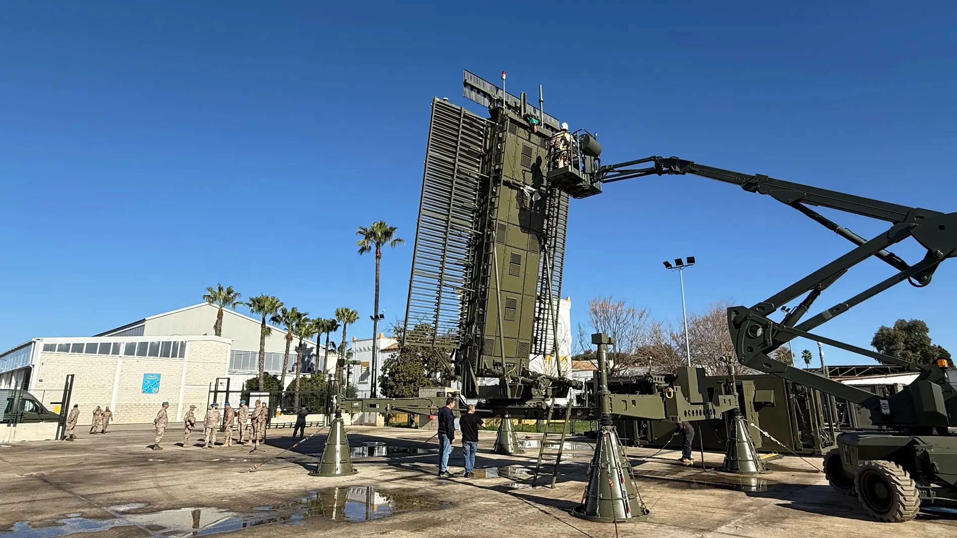 Imagen del despliegue del radar de Indra en el acuartelamiento de Tablada, en Sevilla