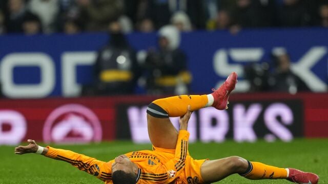 Mbappé se duele en el gemelo izquierdo tras la patada de Carlos Romero