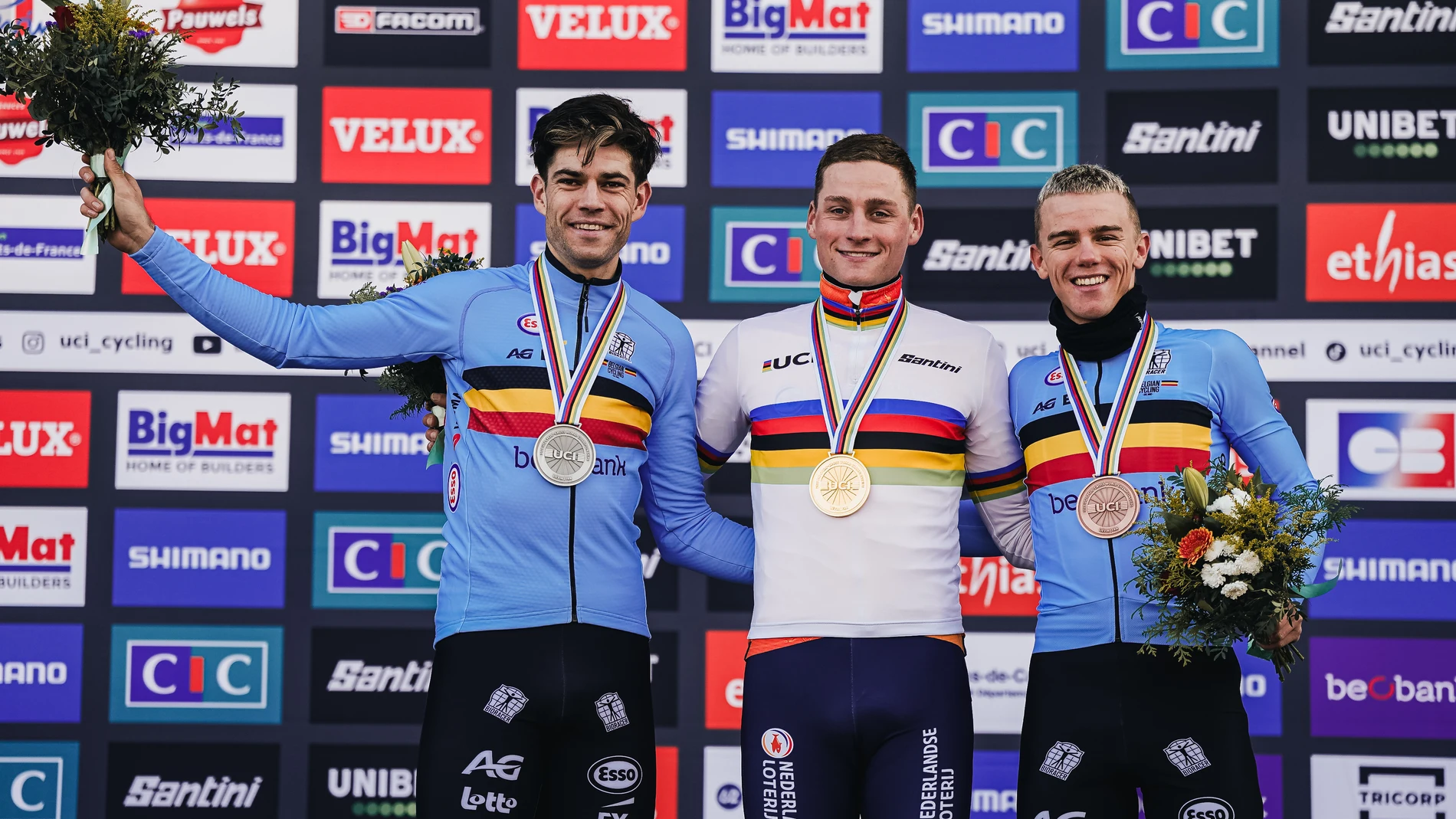 Van der Poel, con el maillot arcoíris en el podio, entre Van Aert y Nys