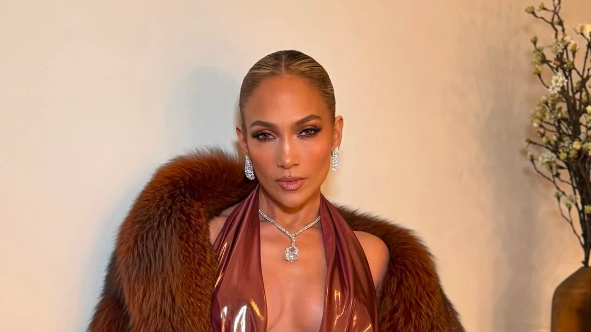 El look de Jennifer Lopez en la pre-gala de los Grammy 2025.