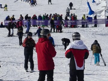 Esquiadores en la estaci&oacute;n de San Isidro