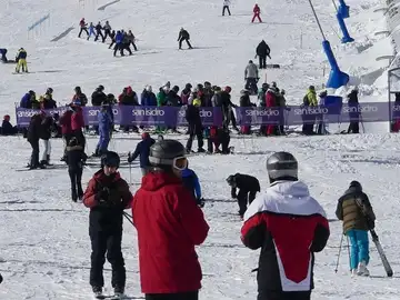 Esquiadores en la estación de San Isidro Esquiadores en la estación de San Isidro