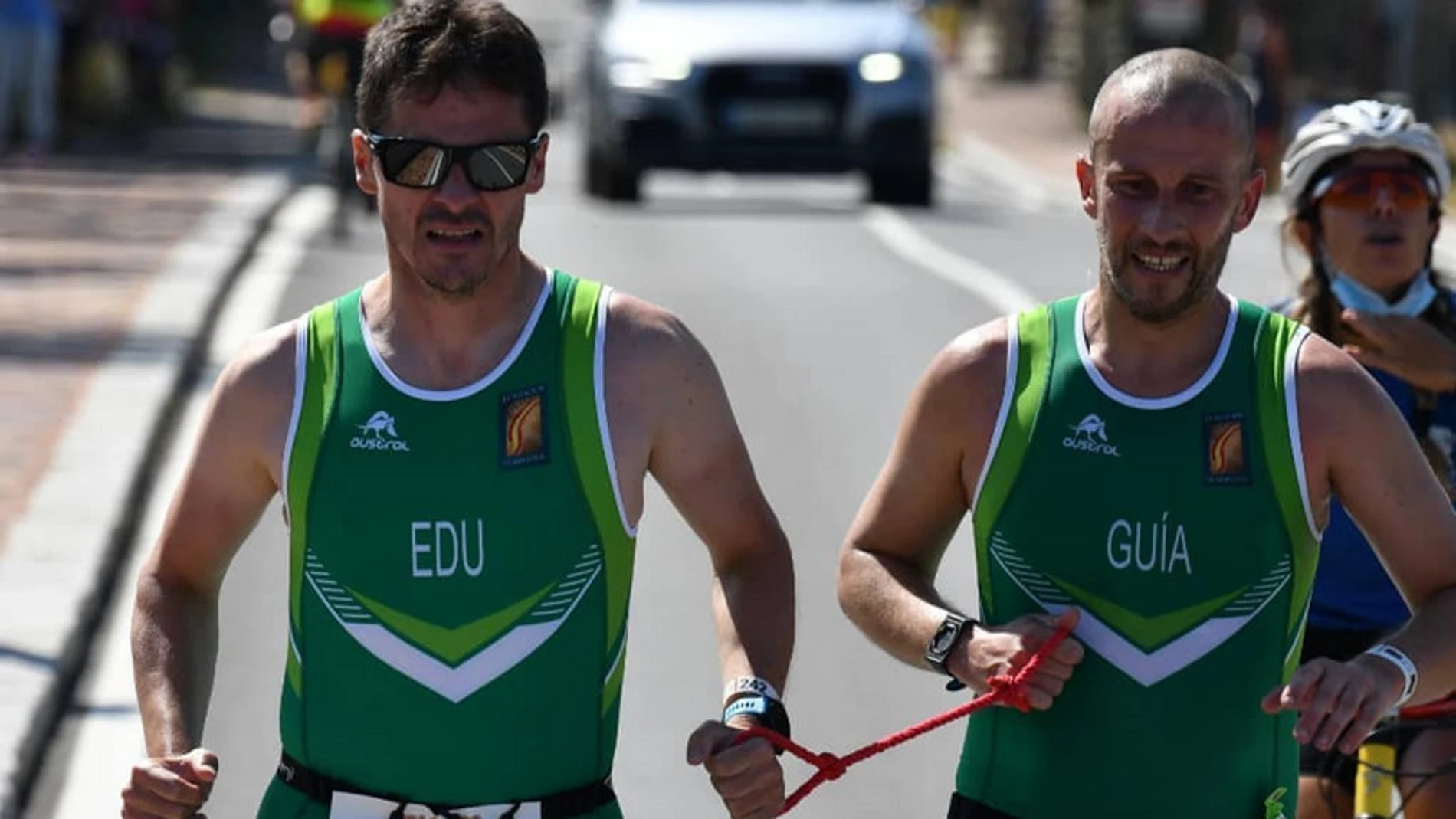 Miquel, el guardia civil guía de deportistas ciegos