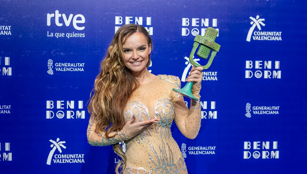 Melody posa con el Micrófono de Bronce