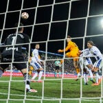 Gonzalo cabecea a la red el tanto de la victoria del Real Madrid