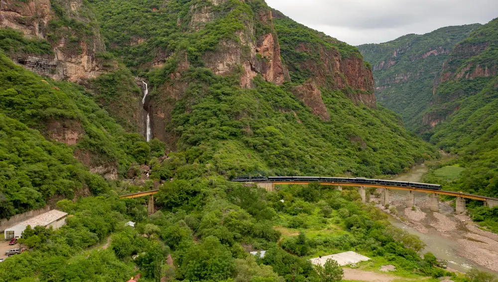 El Chepe, el tren turístico que atraviesa las Barrancas del Cobre, resulta una experiencia única