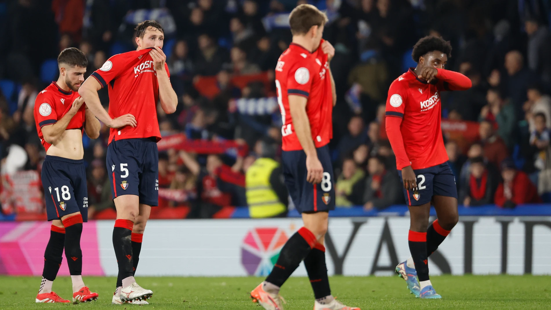 SAN SEBASTIÁN, 06/02/2025.- Los jugadores del Osasuna lamentan la derrota tras el partido de cuartos de final de la Copa del Rey que Real Sociedad y CA Osasuna han disputado este jueves en el Reale Arena de San Sebastián. EFE/ Javier Etxezarreta