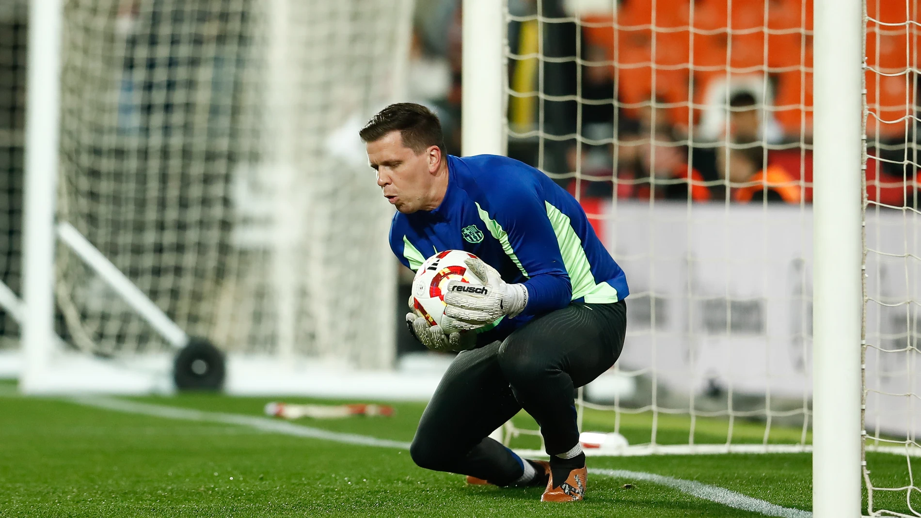 Wokciech Szczesny of FC Barcelona warms up during the Copa del Rey Quarter Final match between Valencia CF and FC Barcelona at Mestalla stadium on February 6, 2025, in Valencia, Spain. AFP7 06/02/2025 ONLY FOR USE IN SPAIN