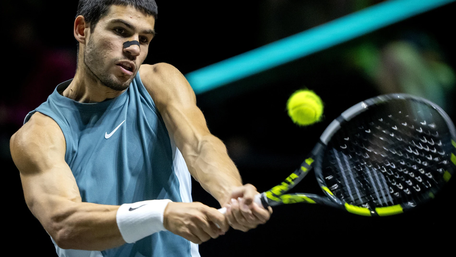 Rotterdam (Netherlands), 06/02/2025.- Carlos Alcaraz of Spain in action against Andrea Vavassori of Italy (not in picture) in their round of 16 tennis match at the Rotterdam Open tennis tournament in Rotterdam, the Netherlands, 06 February 2025. (Tenis, Italia, Países Bajos; Holanda, España) EFE/EPA/SANDER KONING