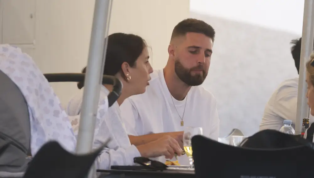 Anabel Pantoja y David Rodríguez, con su hija en una terraza