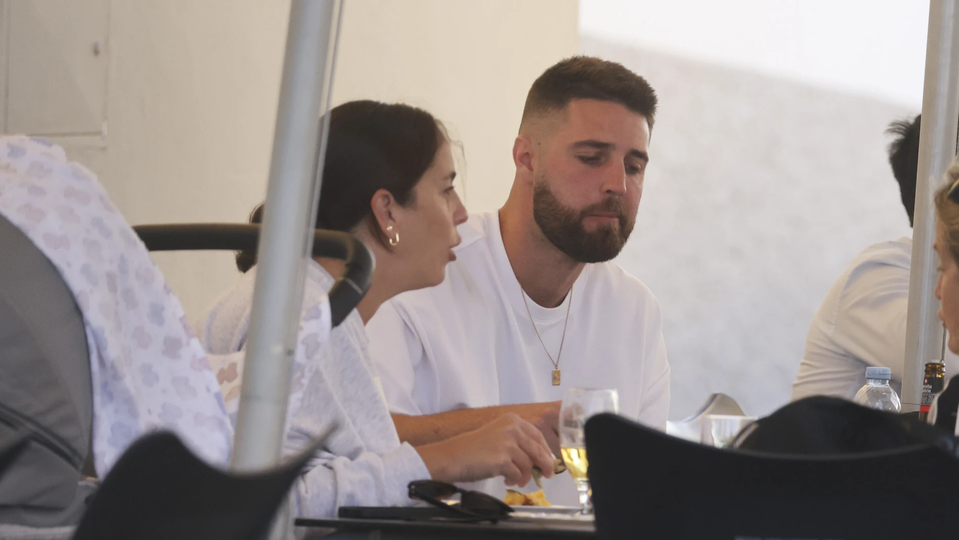 Anabel Pantoja y David Rodríguez, con su hija en una terraza