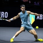 Alcaraz golpea desde el fondo de la pista esta semana en Róterdam