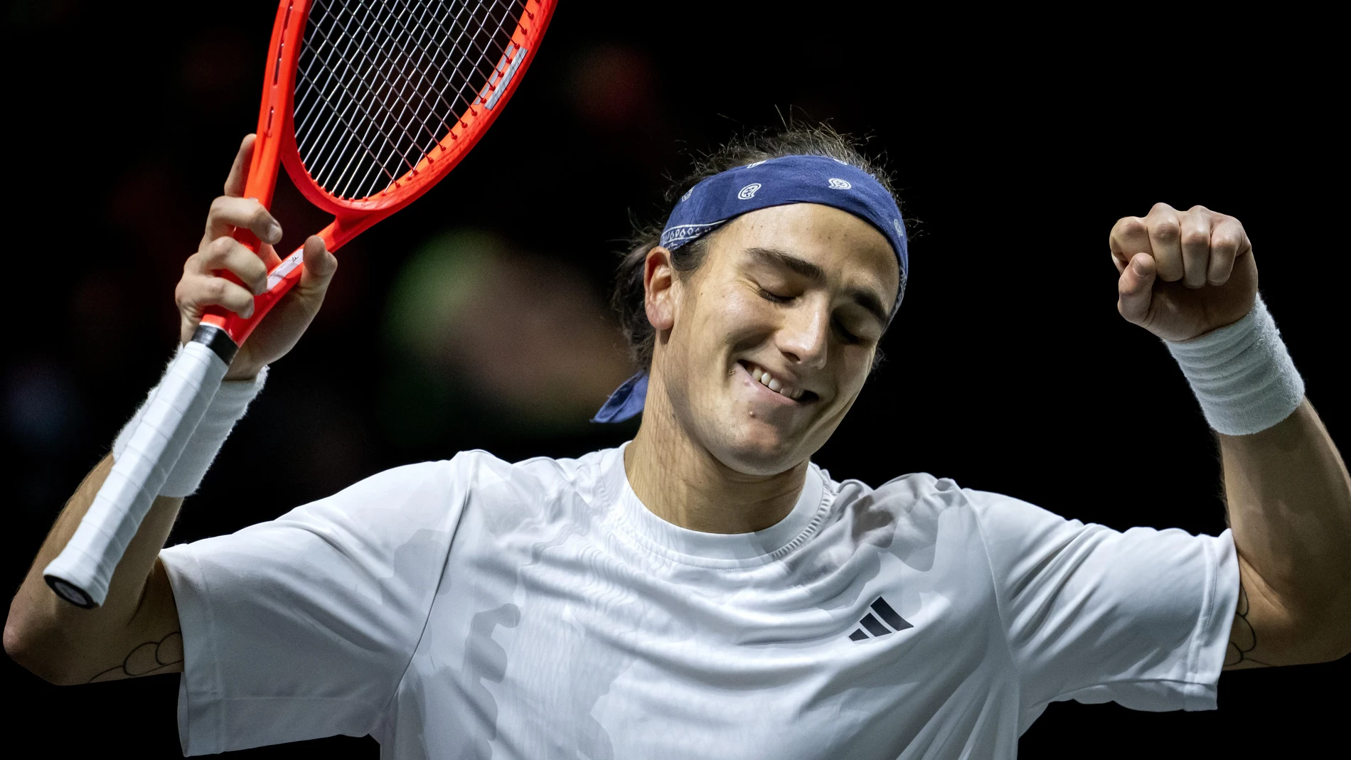 Rotterdam (Netherlands), 07/02/2025.- Mattia Bellucci of Italy celebrates winning his quarter-finals match against Stefanos Tsitsipas of Greece at the Rotterdam Open tennis tournament in Rotterdam, Netherlands, 07 February 2025. (Tenis, Grecia, Italia, Países Bajos; Holanda) EFE/EPA/Sander Koning