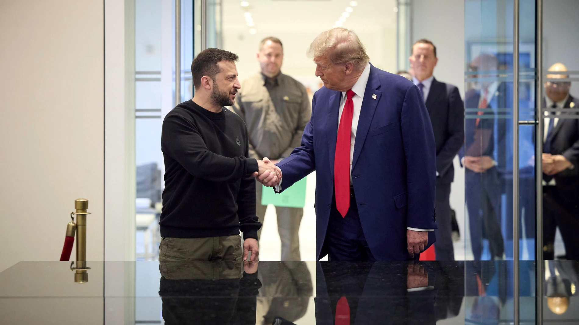 (Foto de ARCHIVO)September 27, 2024, New York, Ny, United States of America: Former U.S President Donald Trump, right, shakes hands with Ukrainian President Volodymyr Zelenskyy, left, following their meeting at Trump Tower, September 27, 2024 in New York City, New York.Europa Press/Contacto/Ukraine Presidency27/09/2024 ONLY FOR USE IN SPAIN
