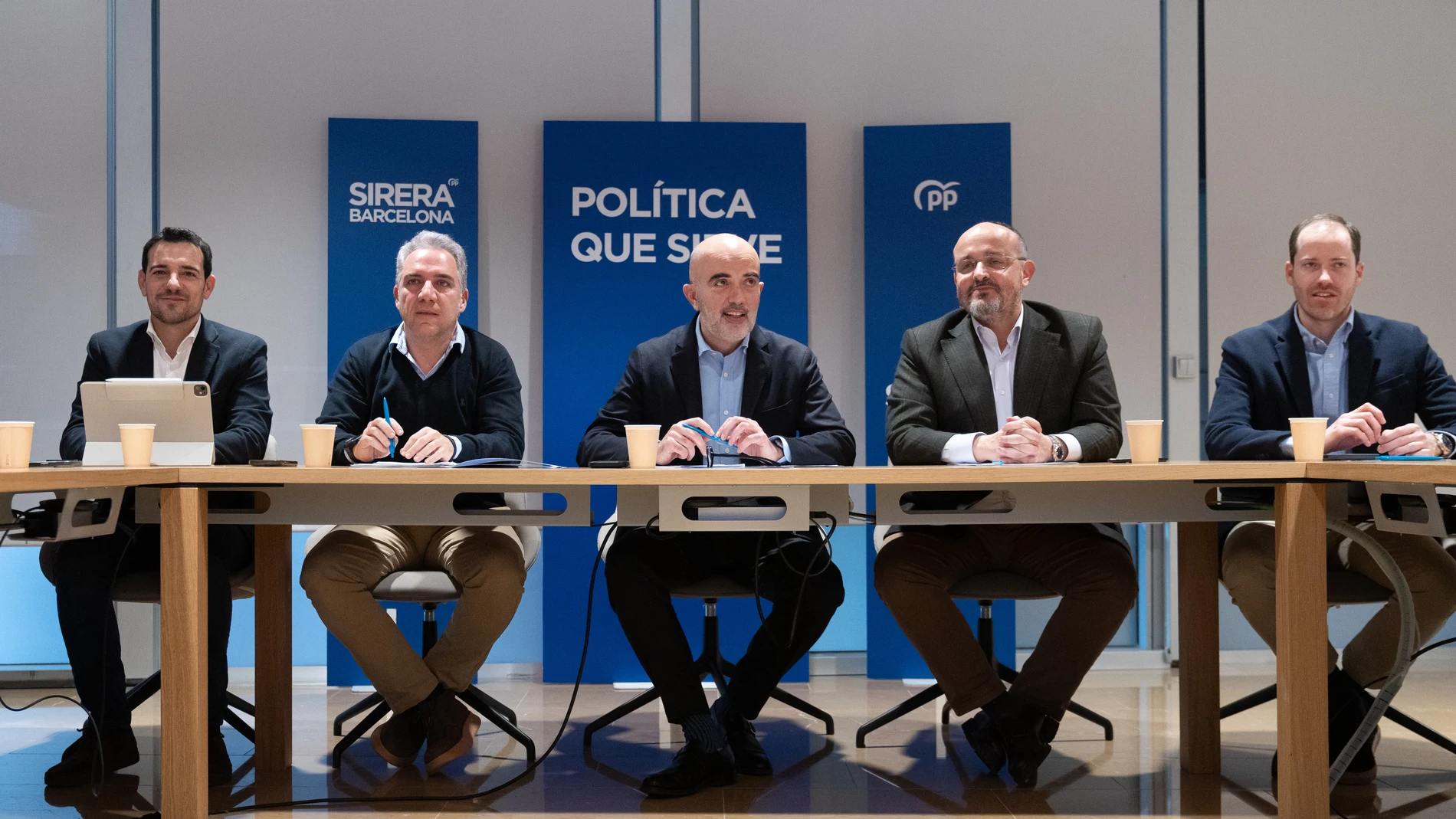 (I-D) El vicesecretario del PP, Elías Bendodo, el presidente del PP catalán, Alejandro Fernández, el líder del PP en el consistorio, Daniel Sirera, y el presidente provincial del PP en Barcelona y alcalde de Castelldefels (Barcelona), Manu Reyes DAVID ZORRAKINO - EUROPA PRESS 07/02/2025