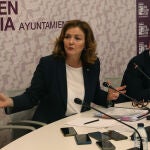 La concejal Sonia Lalanda y el concejal Emilio Polo del grupo municipal de Vox en el Ayuntamiento de Palencia ofrecen una rueda de prensa