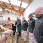La consejera María González Corral visita una granja porcina de Segovia