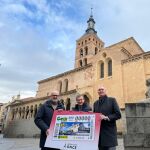 El alcalde de Segovia, José Mazarías, y el director de la ONCE en Segovia, Claudio Congosto, presentan la imagen del cupón de este lunes