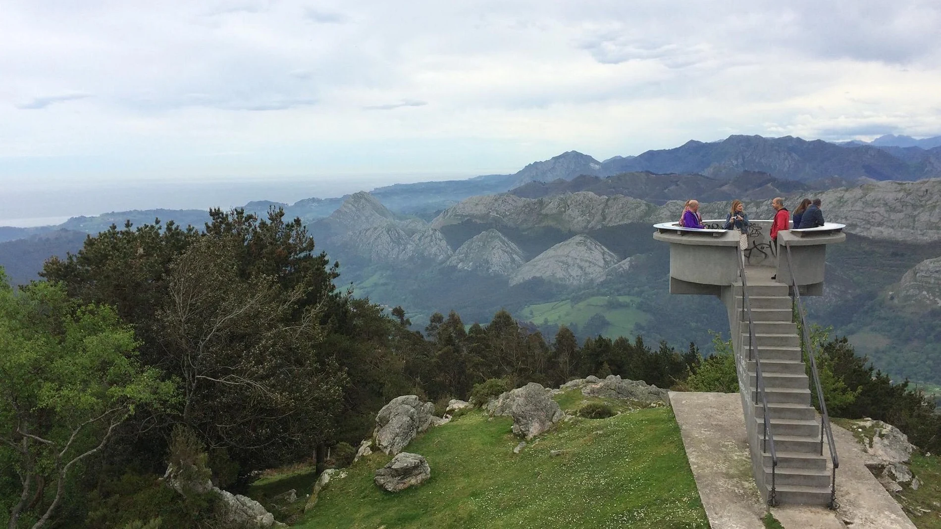 El mirador asturiano que te eleva al cielo y te permite ver toda la costa cantábrica